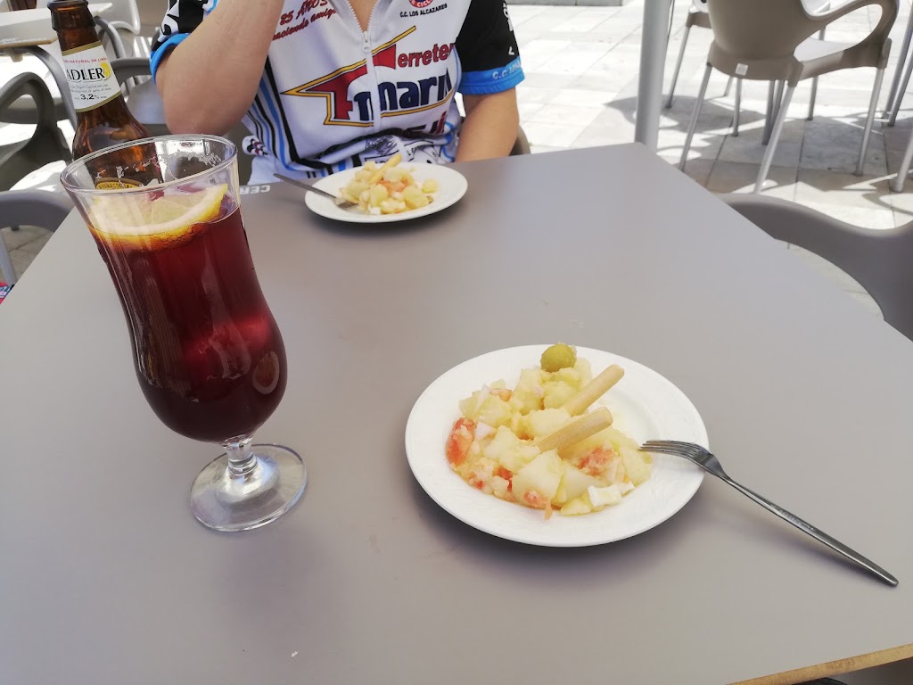 AGORA RESTAURANTE — Comida y bebida