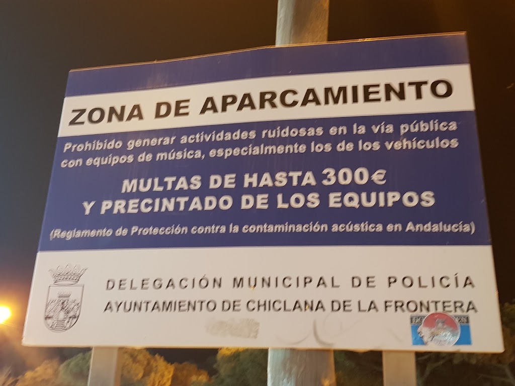 Aparcamiento entre pinos — Signo