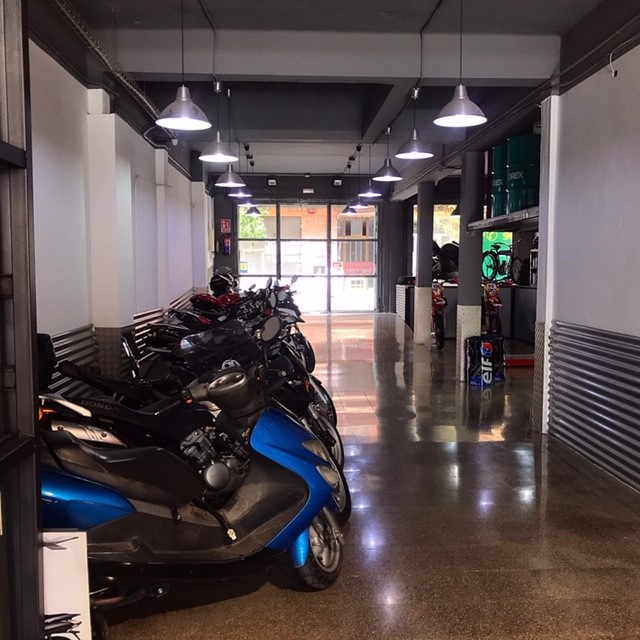 Massoni Moto Taller/Tienda — Del propietario