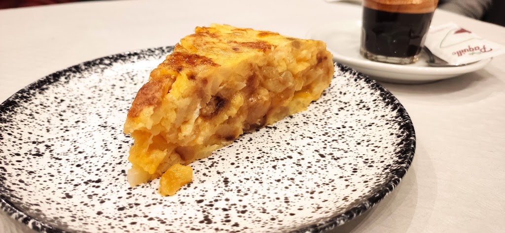 CAFE BAR MELILLA. — Comida y bebida