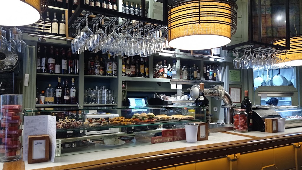 Bar La Catedra Tapas y Vinos — Ambiente