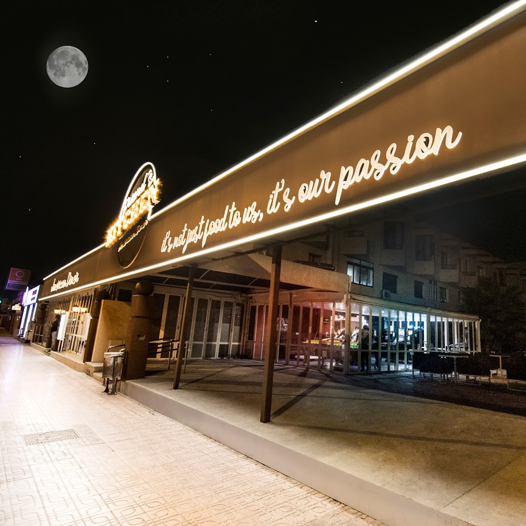 Friends Kitchen Ibiza - Breakfast-Burger-Cocktails-Bowling