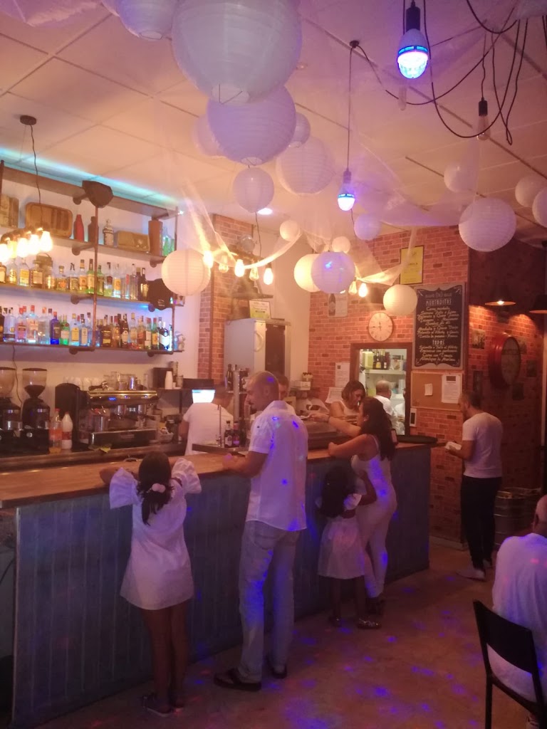 (h) Cafe&Bar — Ambiente