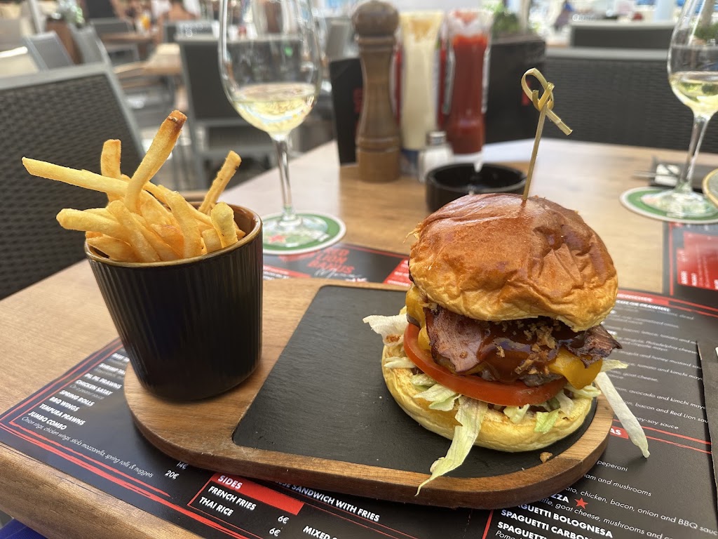 Restaurante Red Lion Banus — Comida y bebida