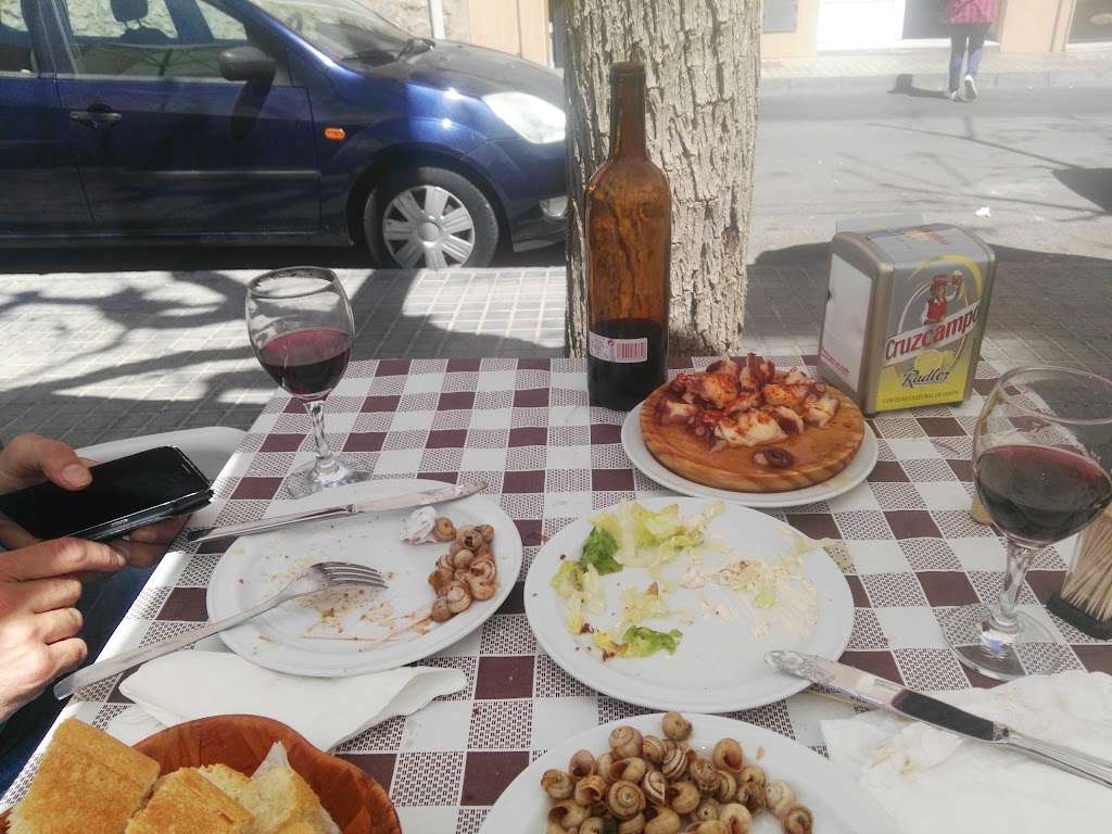 Cerveceria Antonio — Comida y bebida