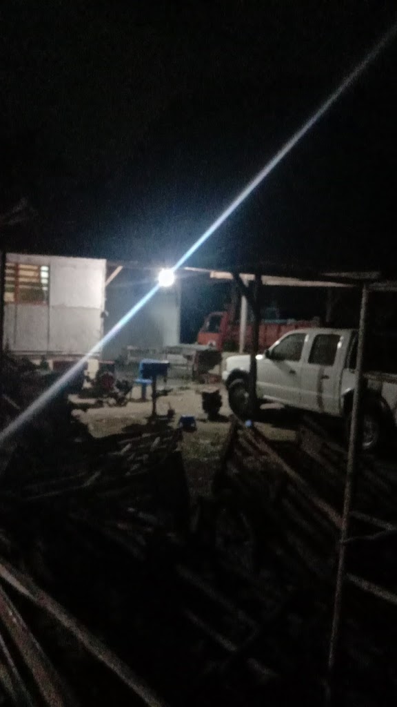 Bengkel mobil. Perbaikan mesin. Les plafon gibsum.