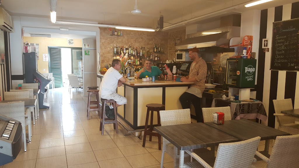Cafeteria Panaderia Ca na Elena — Ambiente