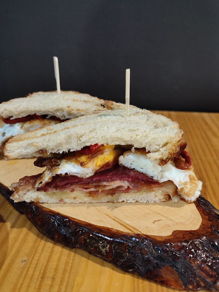 Cafe Bar Abadia — Comida y bebida