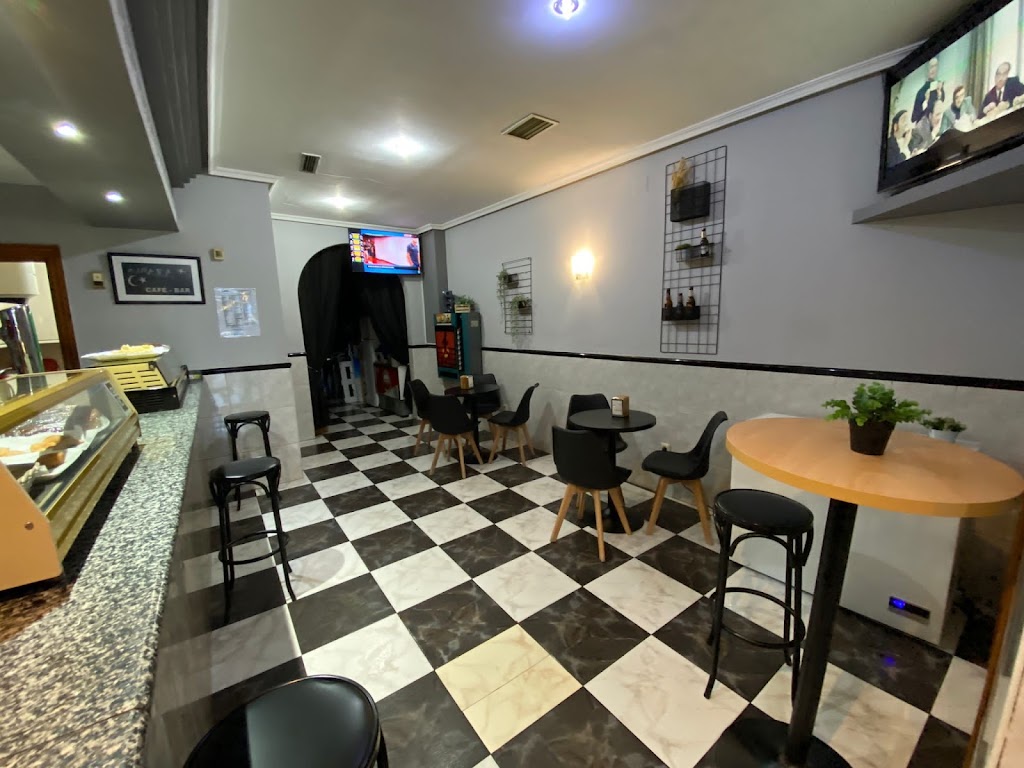 Ainara Cafe Bar — Ambiente