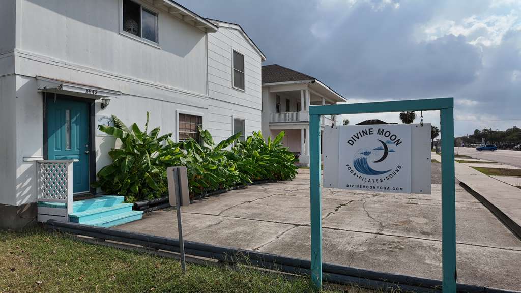  Divine Moon Pilates & Yoga