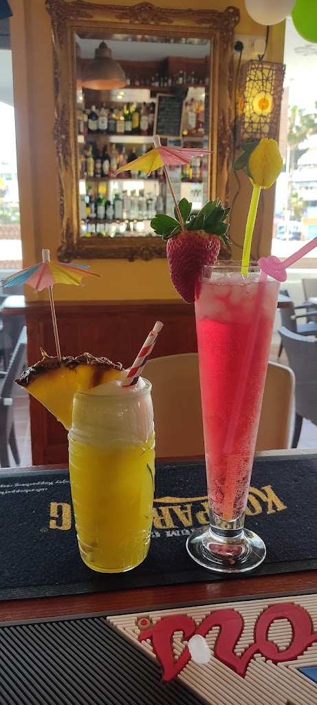 Dec's Irish Bar Puerto Marina — Comida y bebida