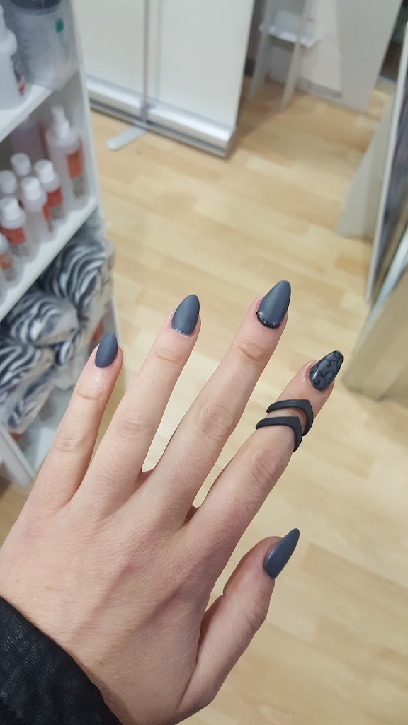 SHOWS NAILS