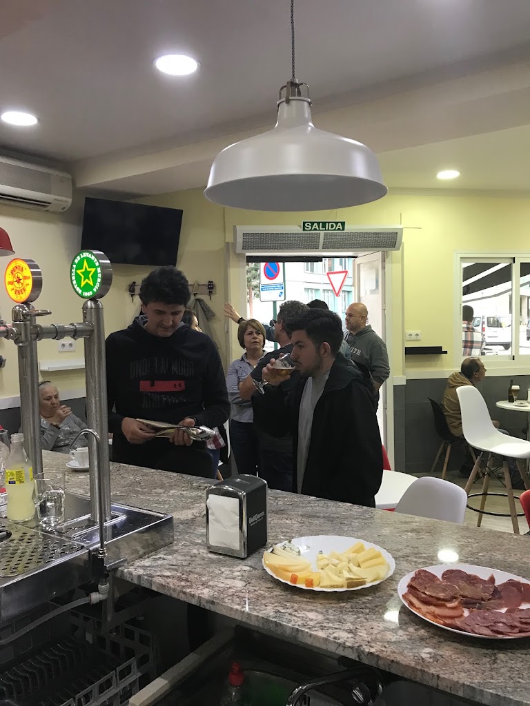 Cafe Bar Vinilo 45 — Comida y bebida