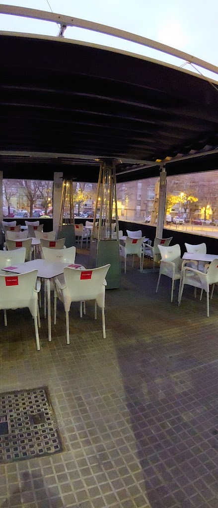 Cafe Bar El Ferrocarril — Ambiente