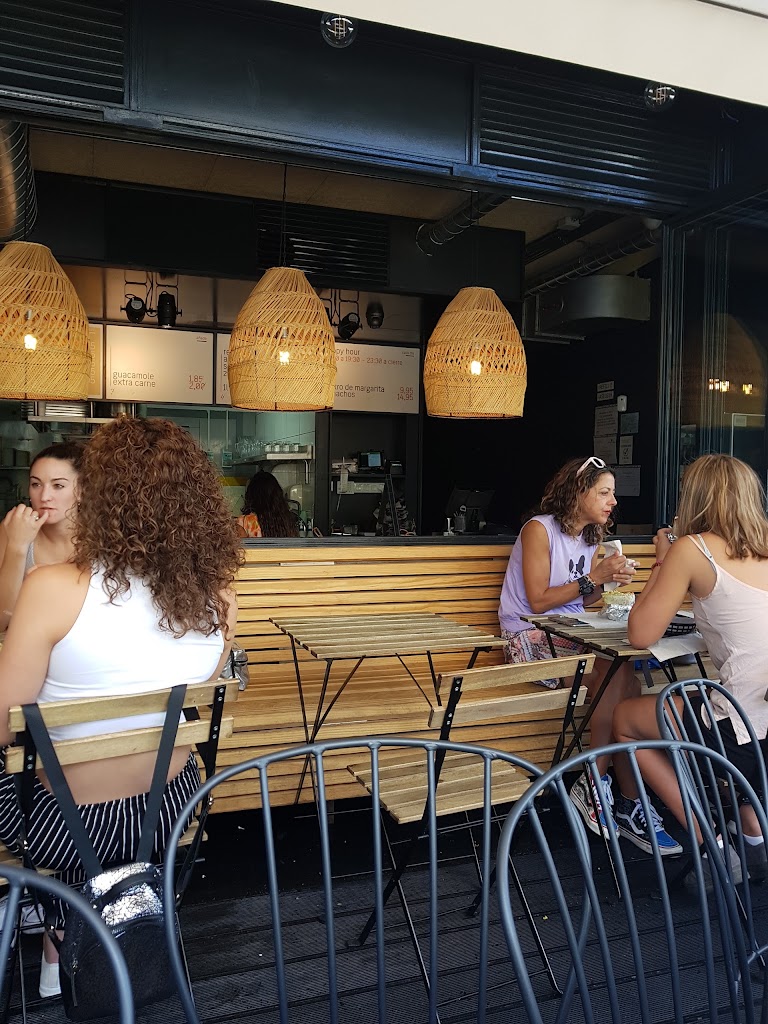 Tierra Burrito Bar — Ambiente