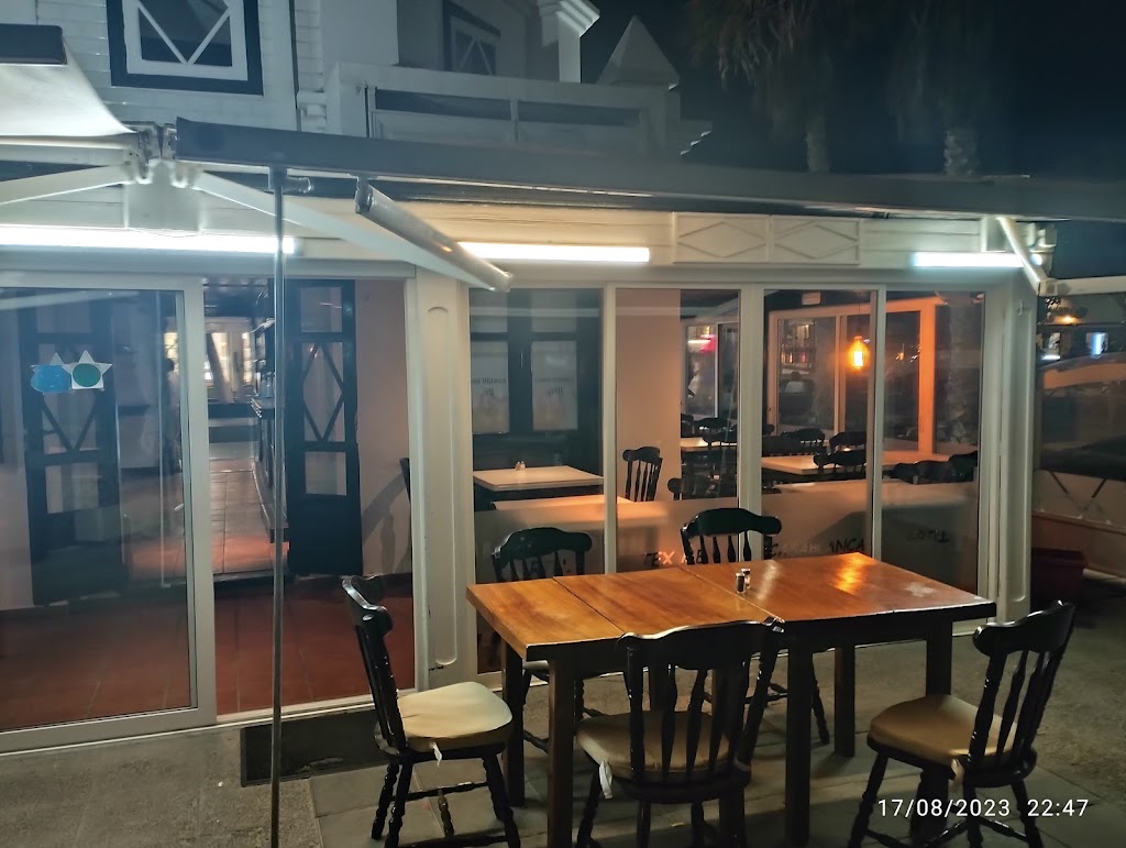 Casa Blanca Grill — Ambiente
