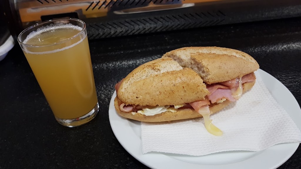 Cafeteria Cerveceria El Pena — Comida y bebida