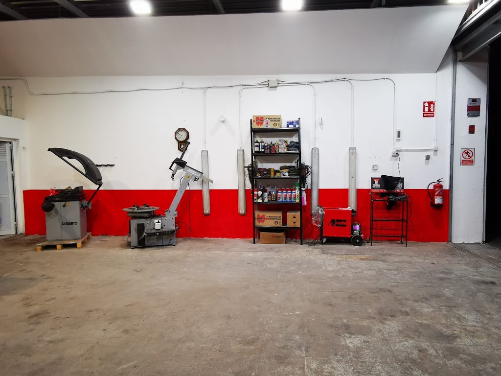 EL TALLER CAR CLUB — Interior