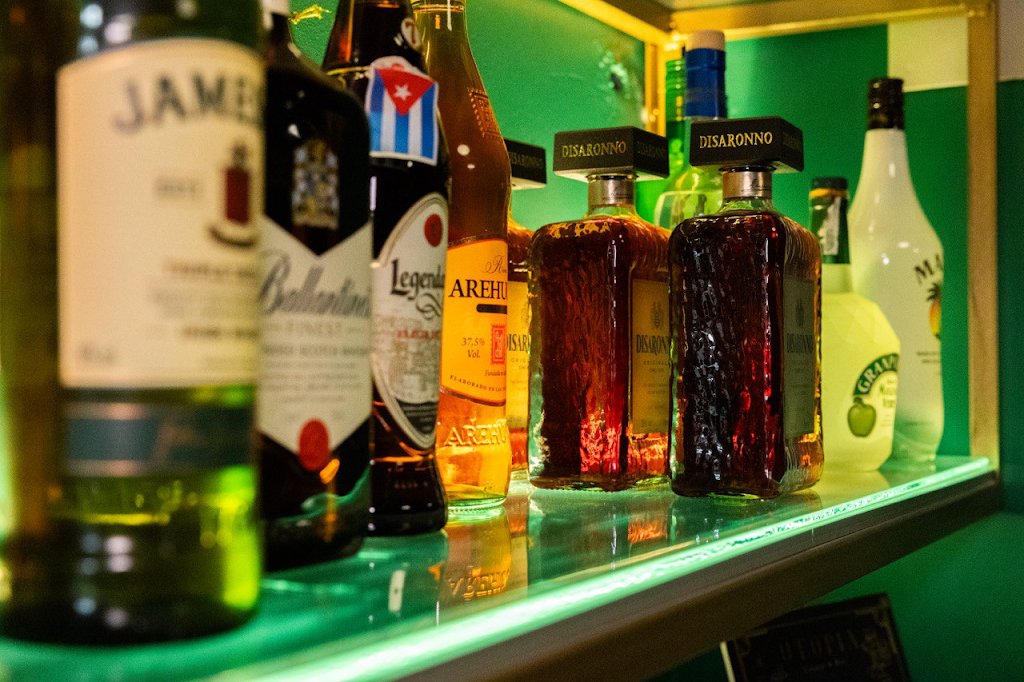 Utopia Lounge & Bar — Comida y bebida