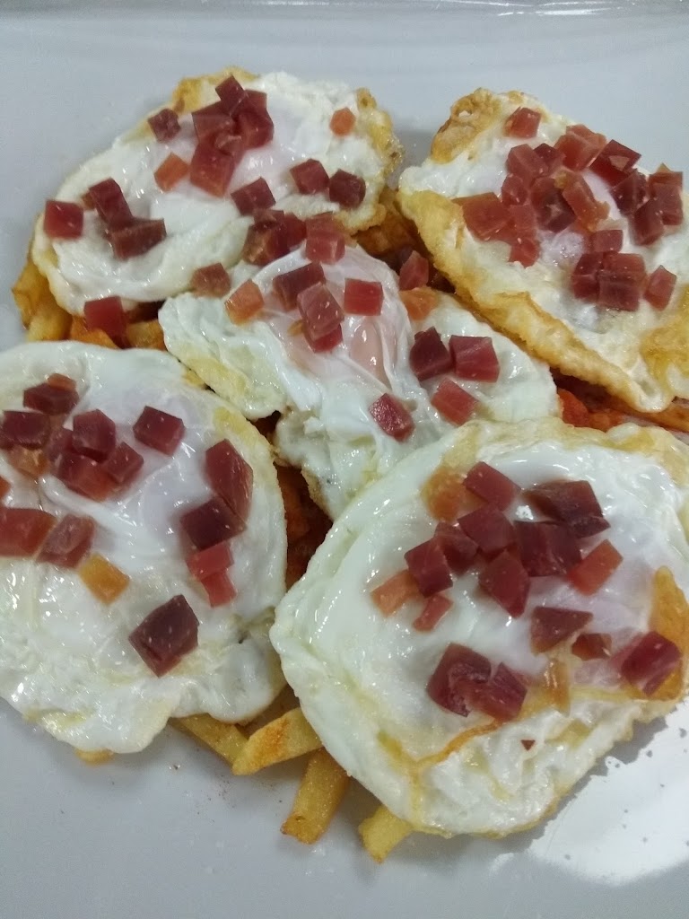 Cafe Bar Eladio — Comida y bebida
