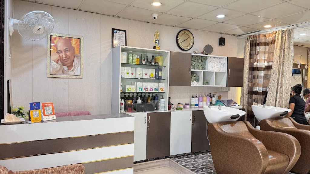 Trisha Salon Academy Beauty Parlour Training Academy In Karnal Bridal Party Makeup Artist In Karnal