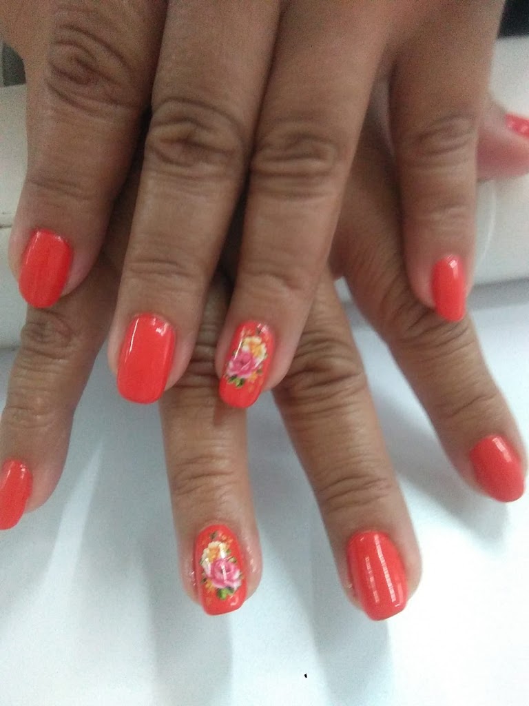 Centro De Estetica Leonor — Manicura
