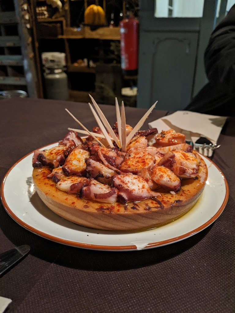 Bodegon Casas Chico — Comida y bebida
