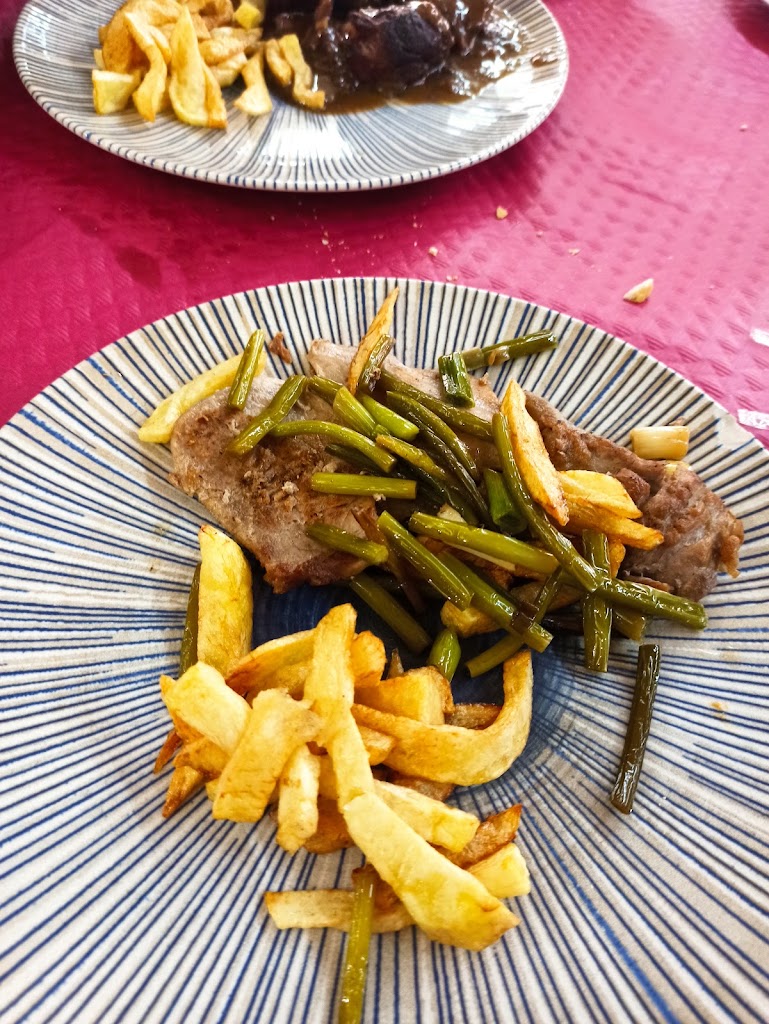 Bar Hermanos Zapata — Comida y bebida