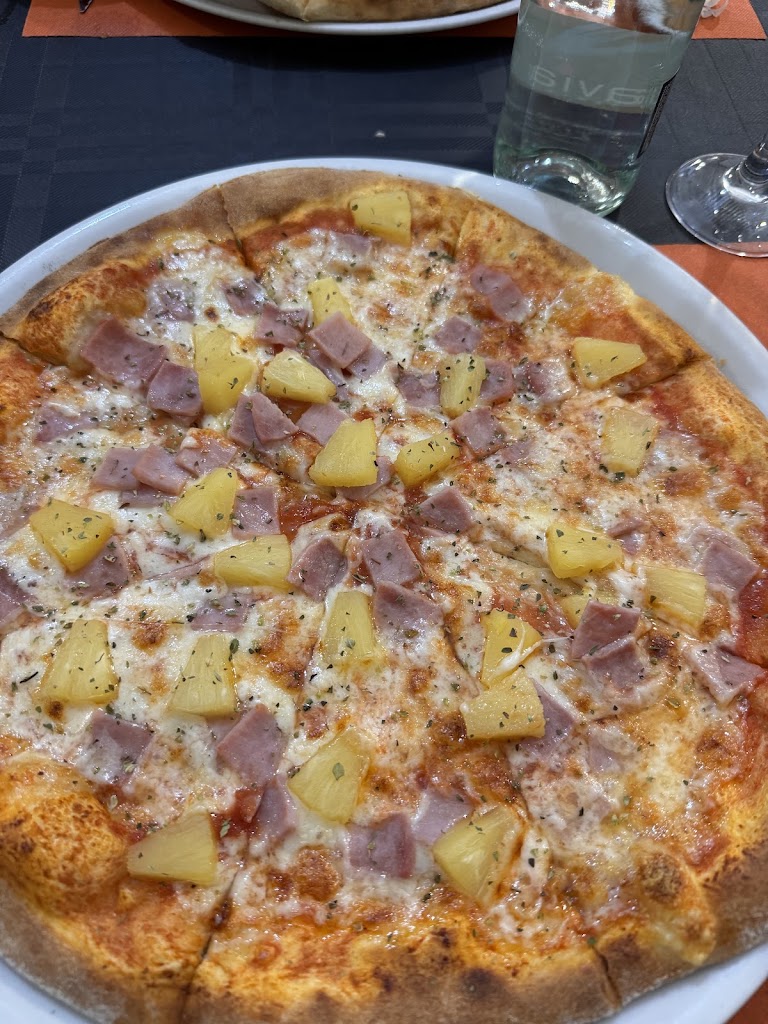La Chimenea, Restaurante Y Pizzeria — Comida y bebida