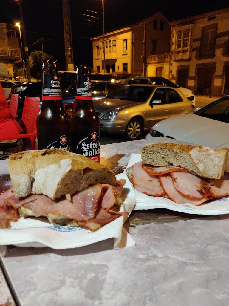 Cafe Bar Ruanova — Comida y bebida
