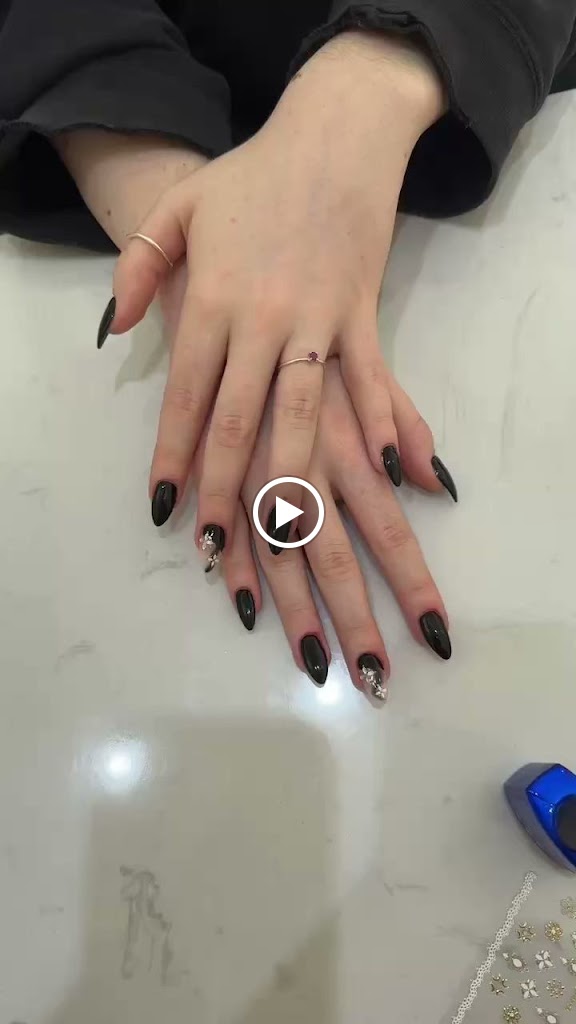 Unas Max famosa — Videos