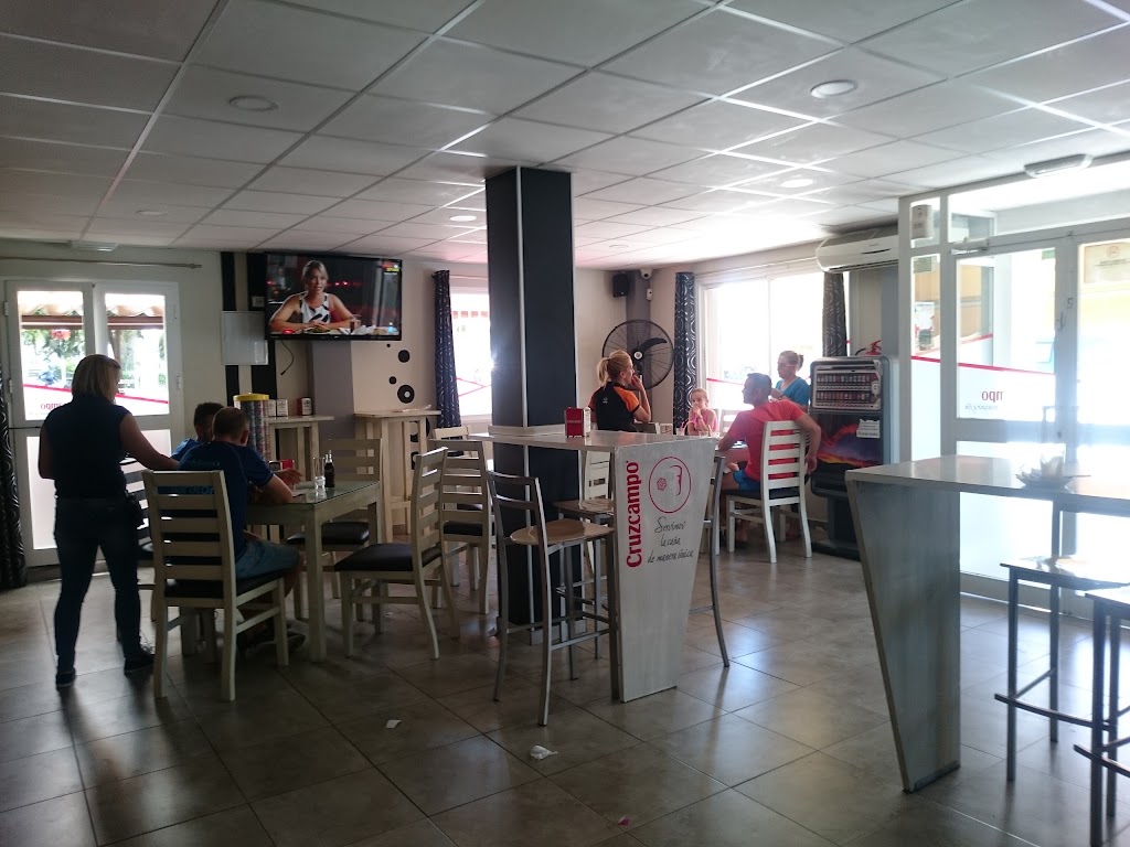Santa Teresa Cafe & Tapas — Ambiente