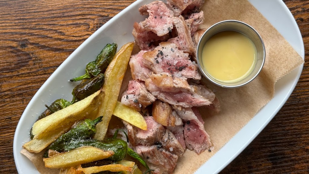 Refugio Canalla — Comida y bebida