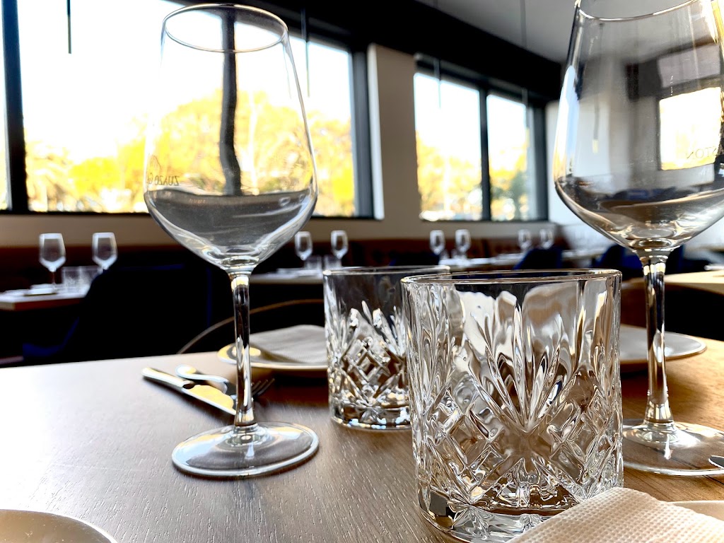Reilos Carns & Grill — Comida y bebida