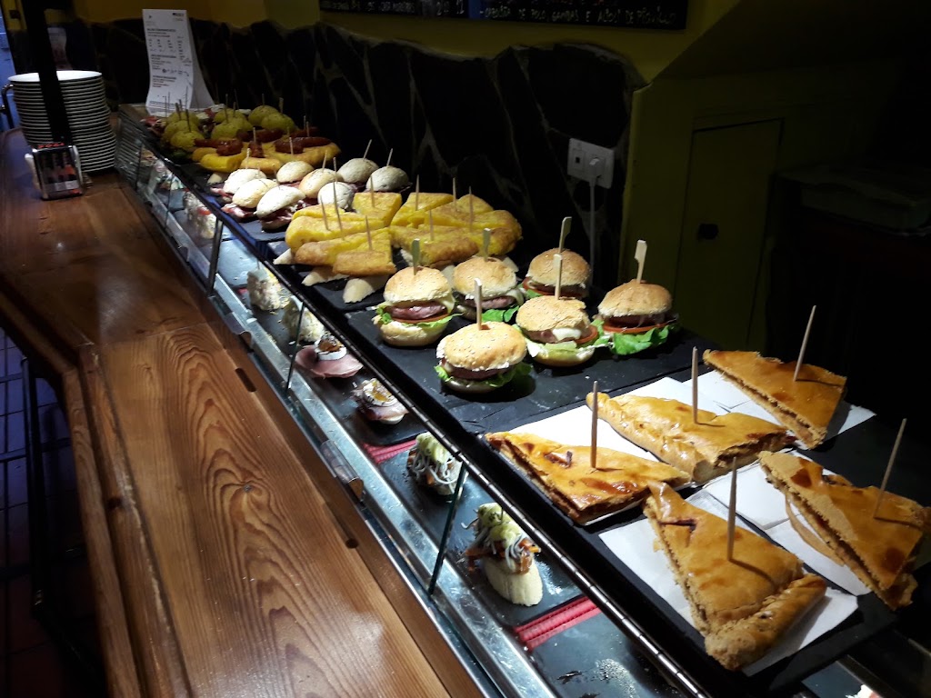 Antollos ~ pinchos y vinos — Comida y bebida