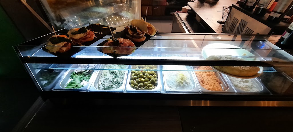 Agora Lounge — Comida y bebida