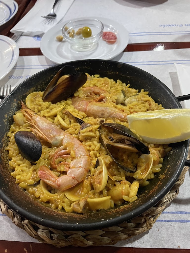Bodega Manolo — Comida y bebida