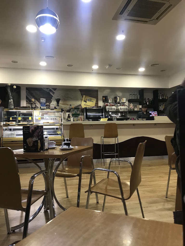 Heladeria Cafeteria +Qcafe — Ambiente