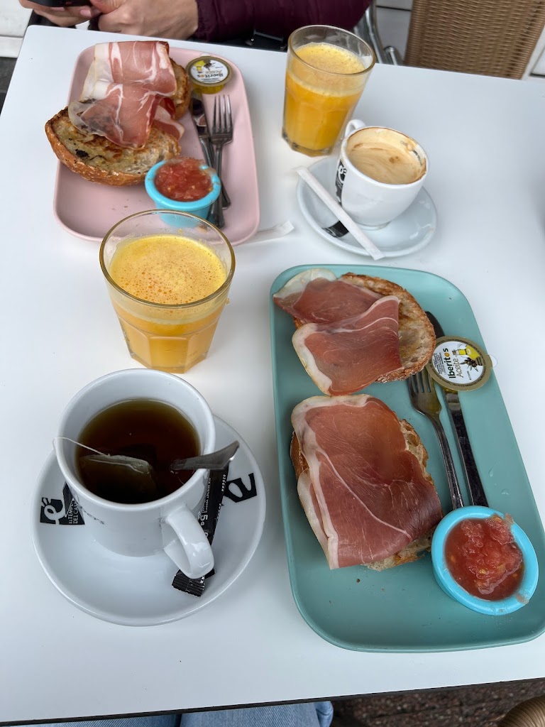 Cafeteria Cadillac — Comida y bebida
