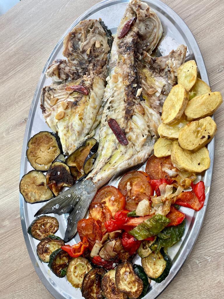 Restaurante - Bar LA MAQUINA — Comida y bebida