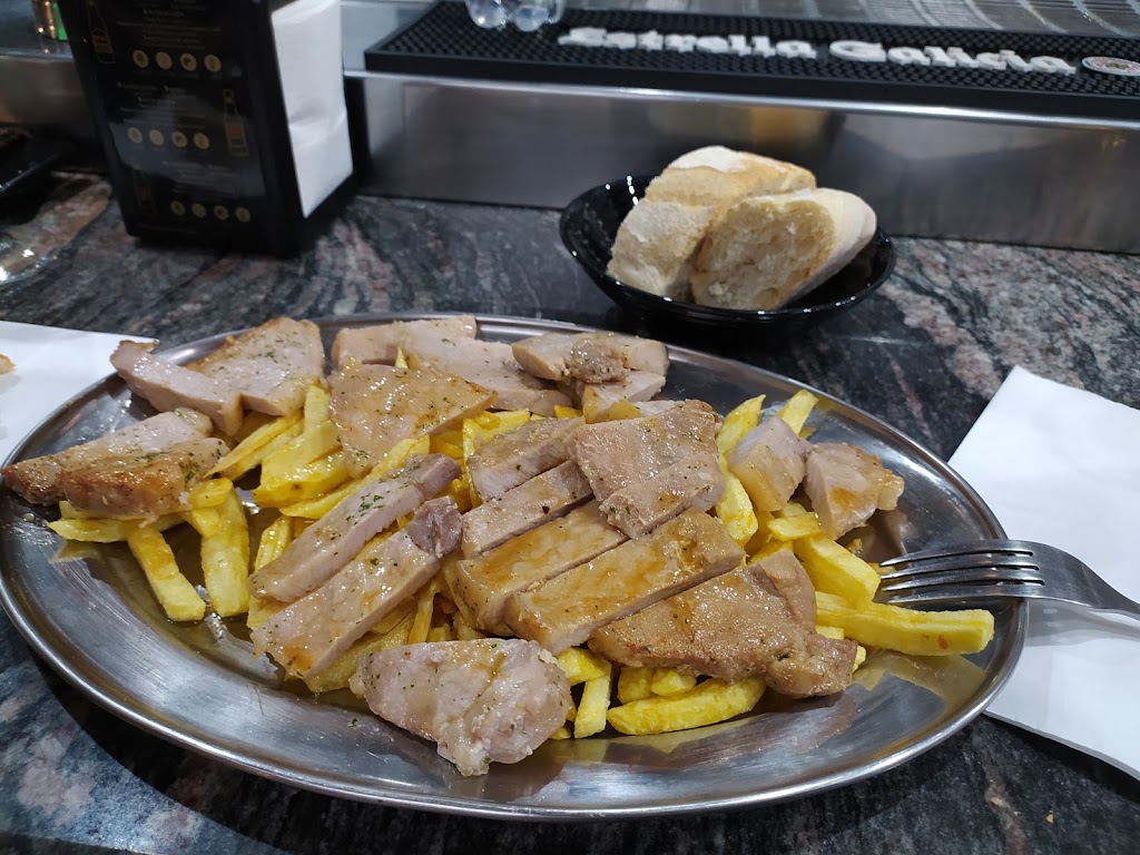 Cafe Bar As Pistas — Comida y bebida