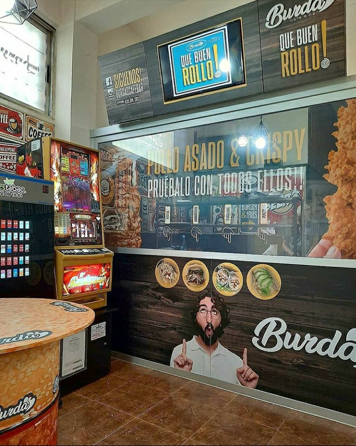 Burdas Cafe Bar — Ambiente