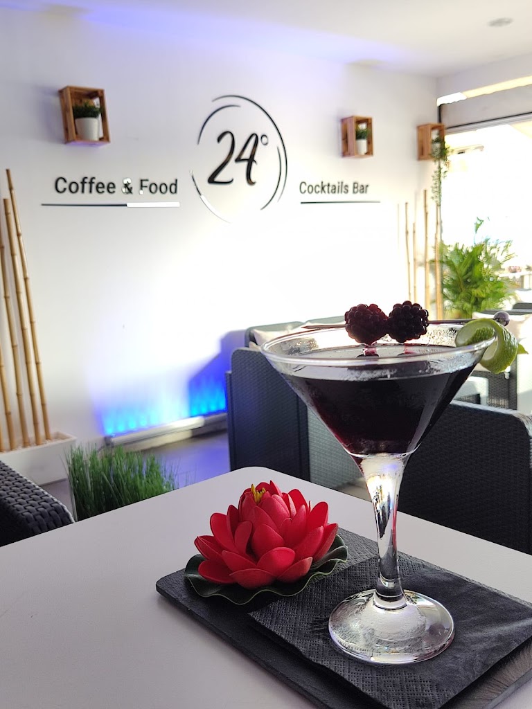 24 Grados cocktail bar — Comida y bebida