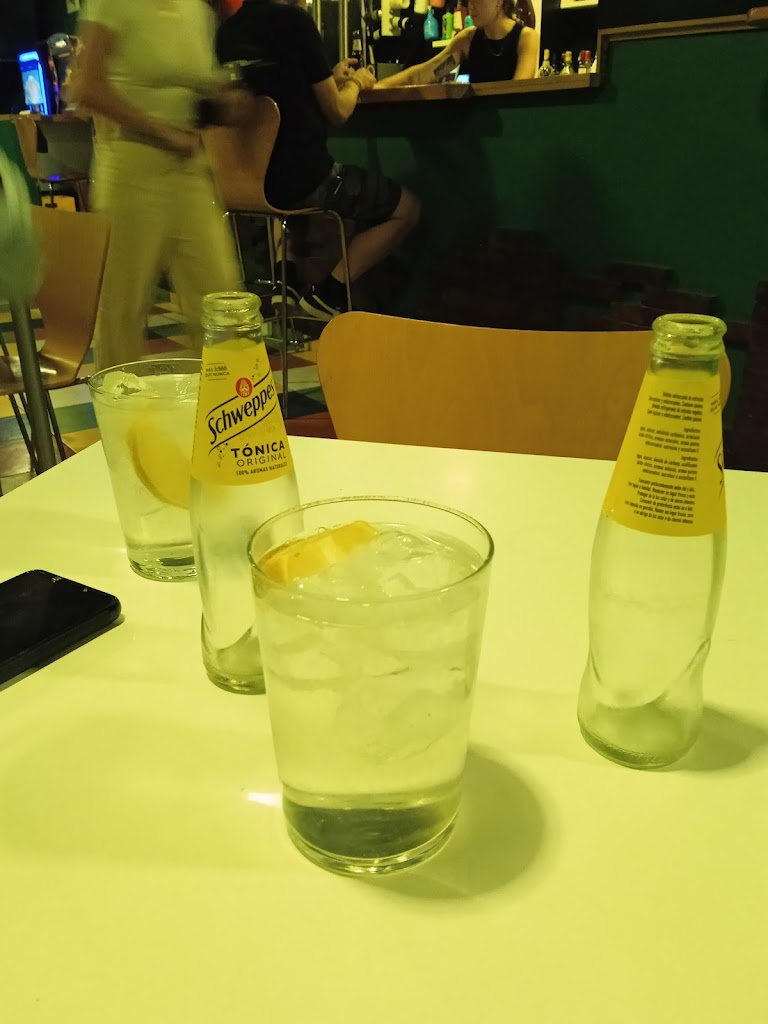 Sin Salida — Comida y bebida