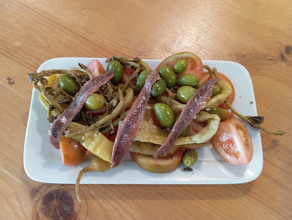Bodega Castaneta — Comida y bebida