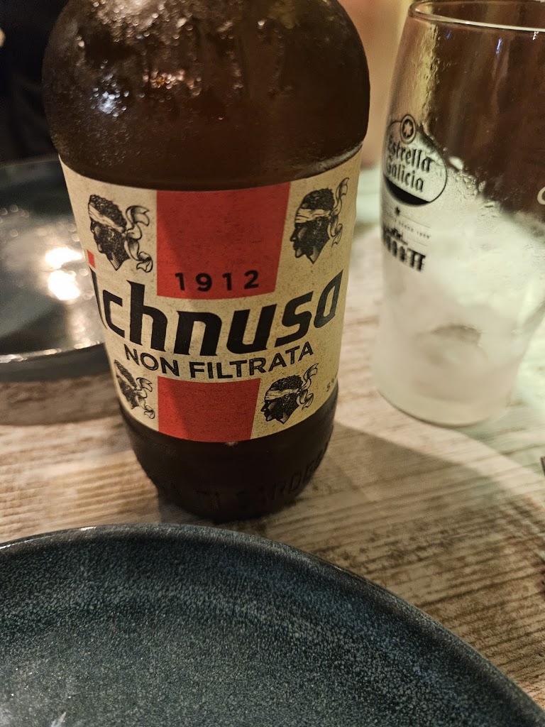 Monnalisa Pizzeria — Comida y bebida