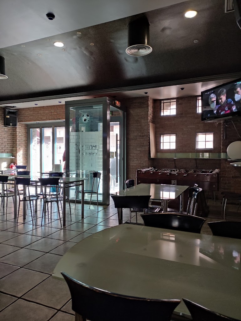 Cafe Bar Poppy's Pizza — Ambiente