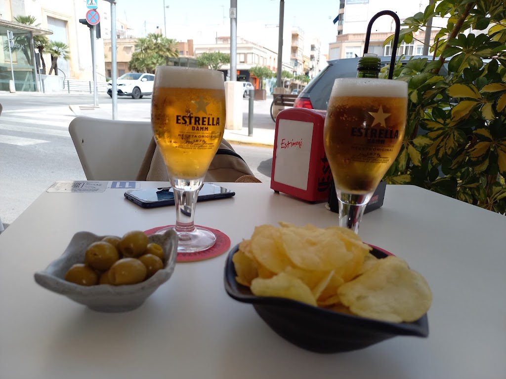 Cafeteria S'timoni — Comida y bebida