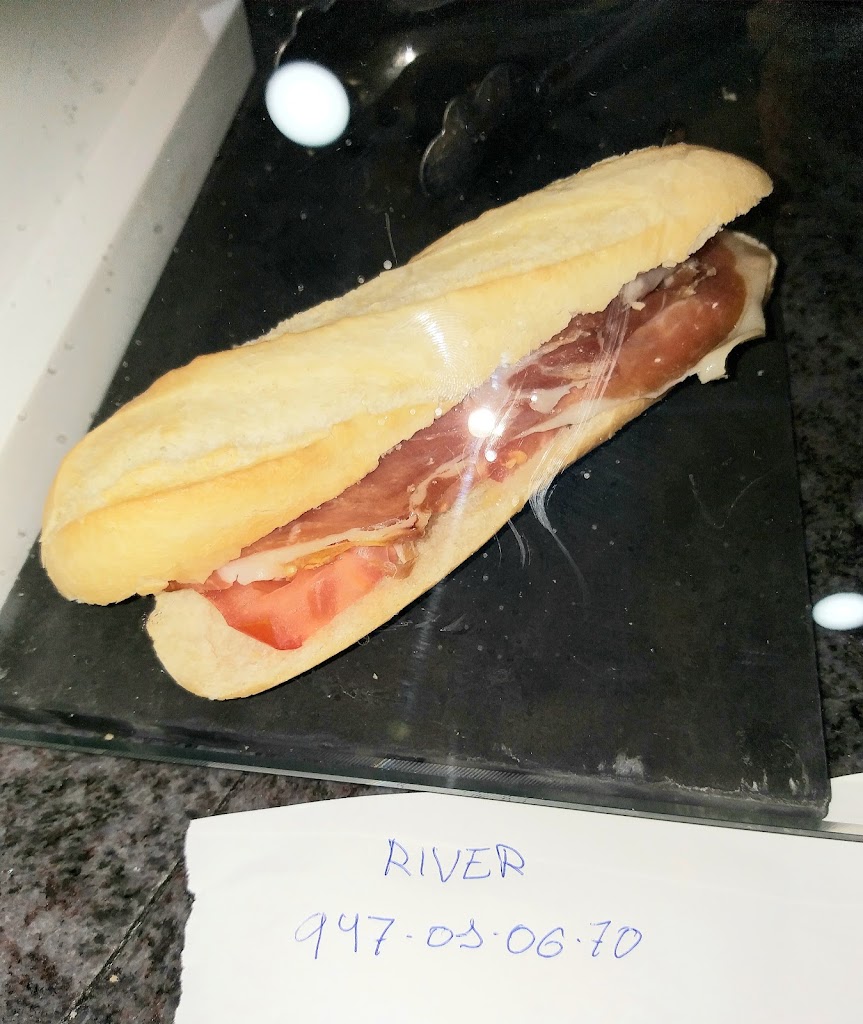 Cafeteria River — Comida y bebida