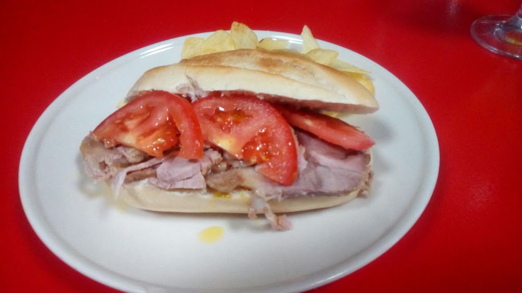 Bar Chatus Chatus — Comida y bebida
